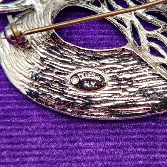 Vintage Celebrity NY Brooch Signed Silver Tone Ribbon Swirl Shiny Elegant - Picture 6 of 8
